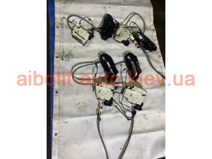 Замок задньої лівої дверки